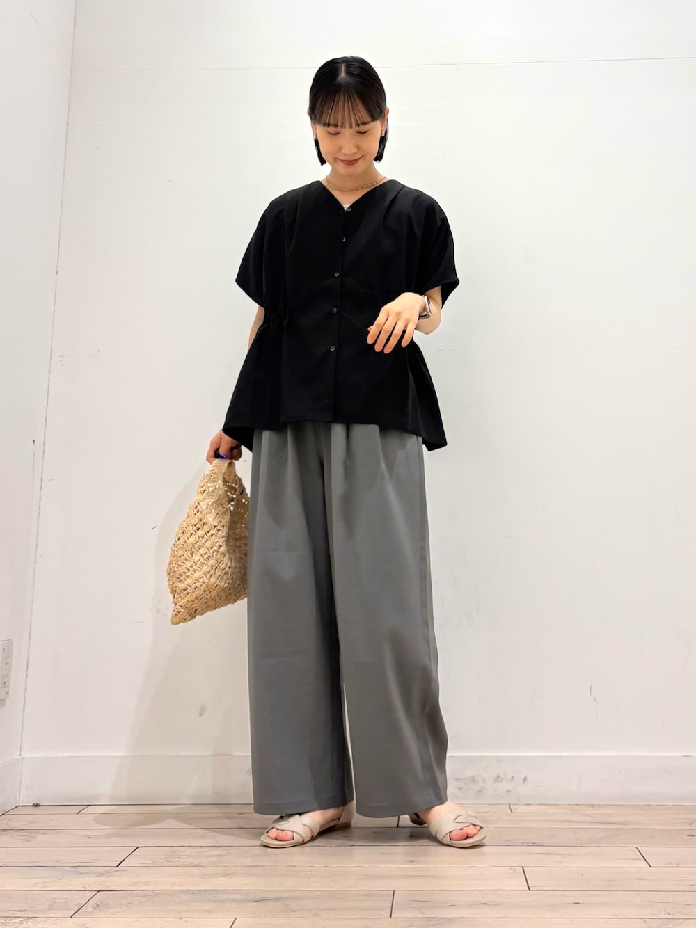 URBAN RESEARCH DOORS | Vネックウエストギャザーブラウス | Rakuten