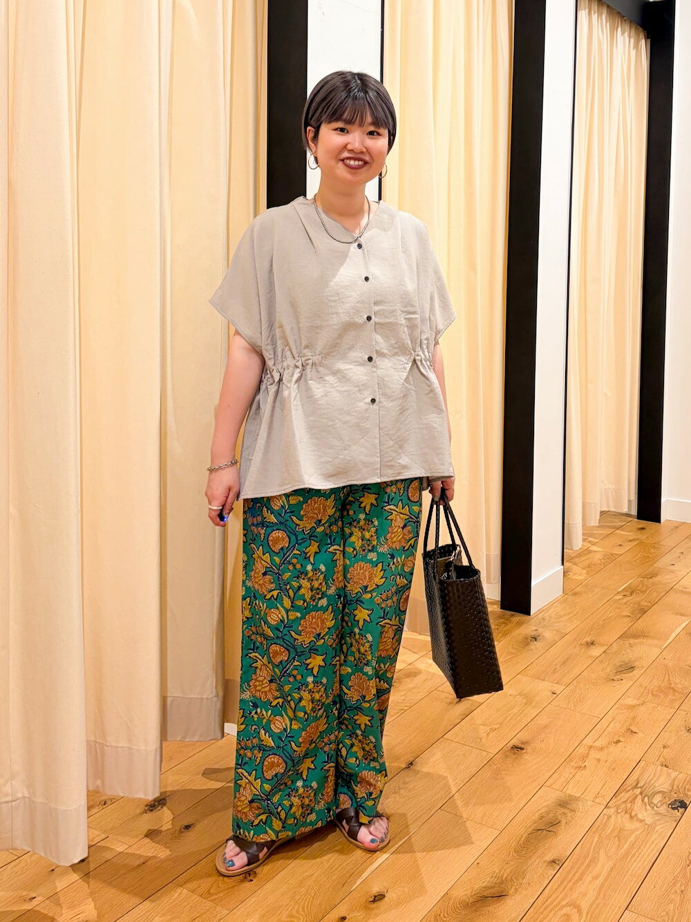 URBAN RESEARCH DOORS | Vネックウエストギャザーブラウス | Rakuten