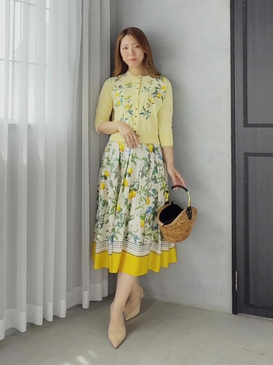 Viaggio Bluのレモン刺繍ニットカーディガンを使ったコーディネートを紹介します。｜Rakuten Fashion(楽天ファッション／旧楽天ブランドアベニュー)7196291
