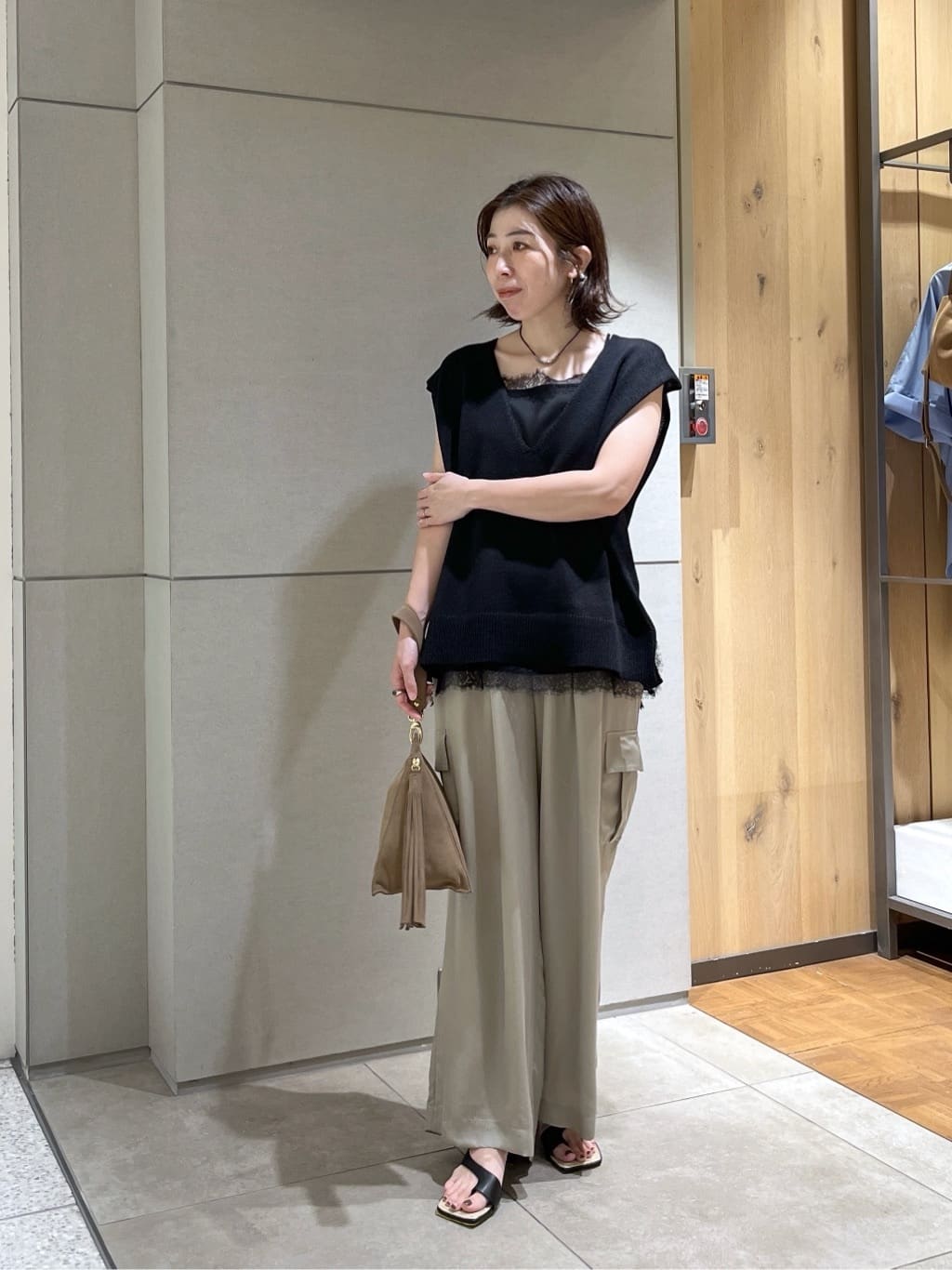 GALLARDAGALANTEのサイドスリットニットを使ったコーディネートを紹介します。｜Rakuten Fashion(楽天ファッション／旧楽天ブランドアベニュー)7204765