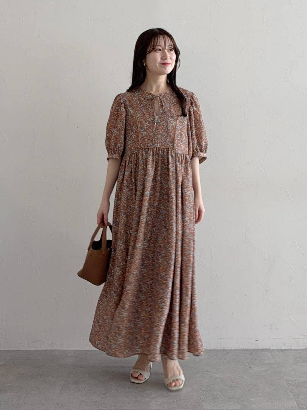 mysty womanの更紗柄ボリュームスリーブワンピースを使ったコーディネートを紹介します。｜Rakuten Fashion(楽天ファッション／旧楽天ブランドアベニュー)7207399