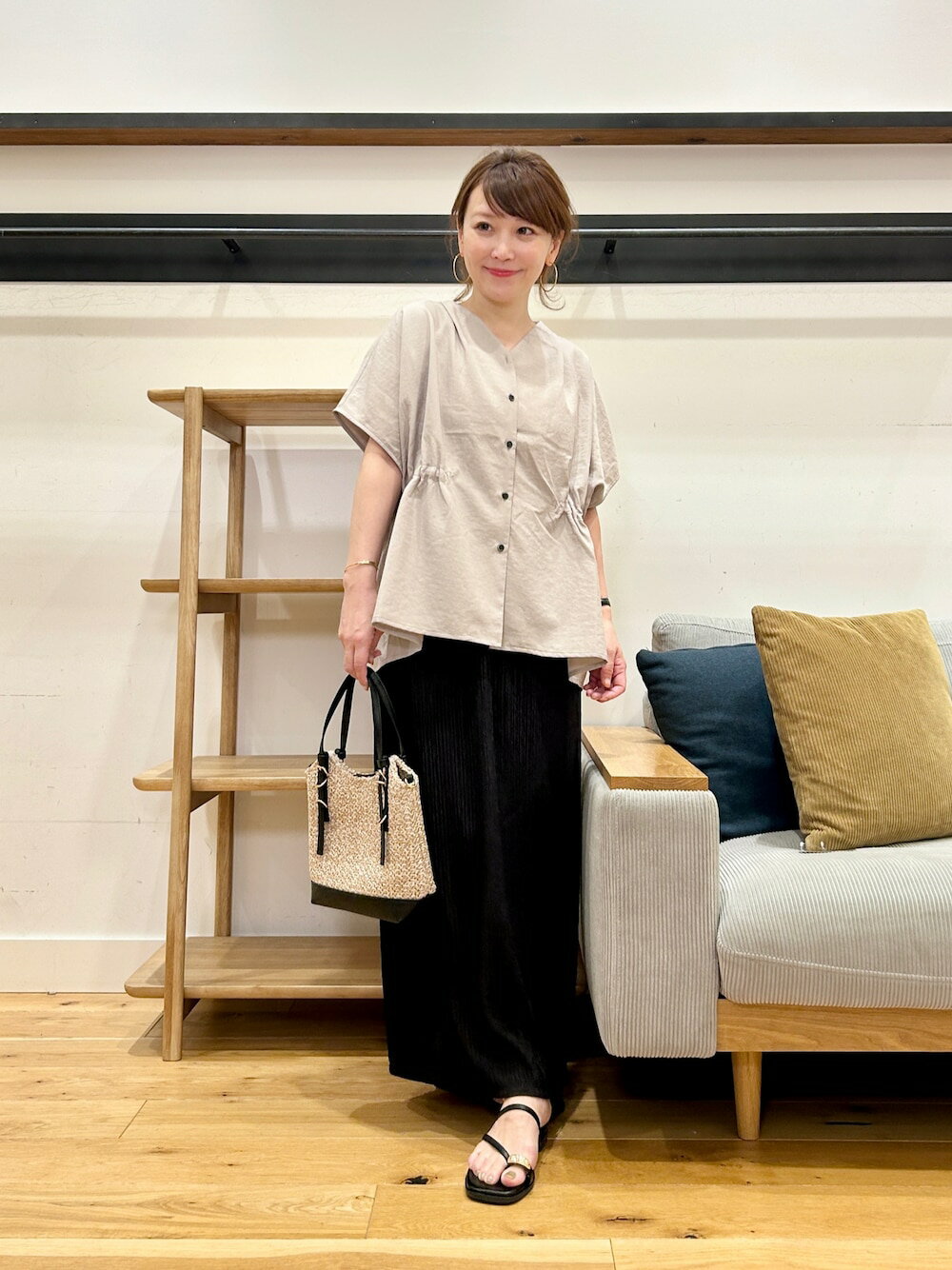 URBAN RESEARCH DOORS | Vネックウエストギャザーブラウス | Rakuten