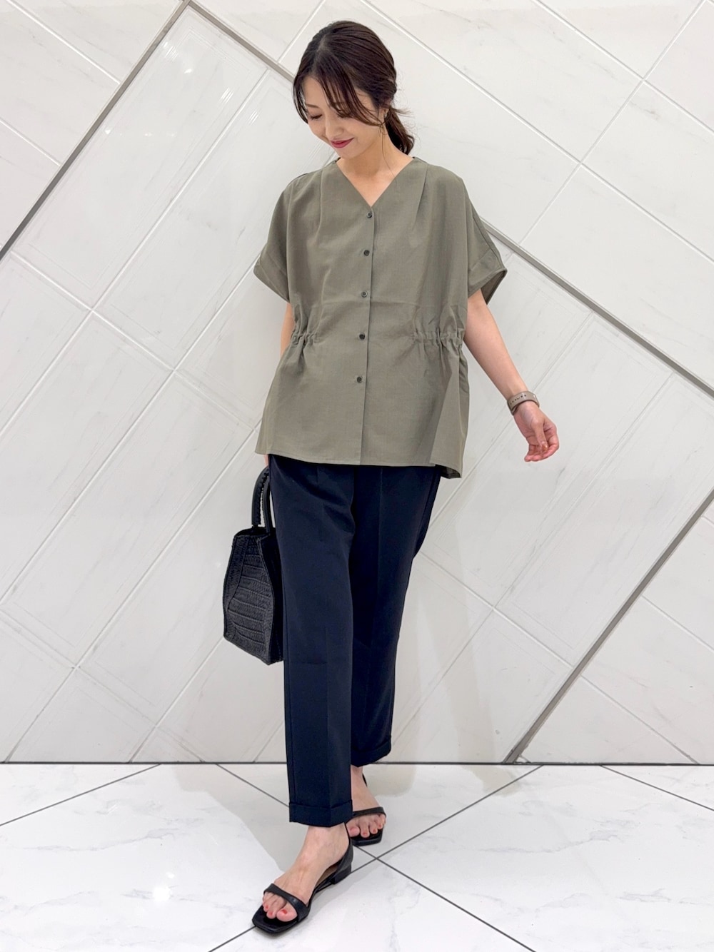 URBAN RESEARCH DOORS | Vネックウエストギャザーブラウス | Rakuten