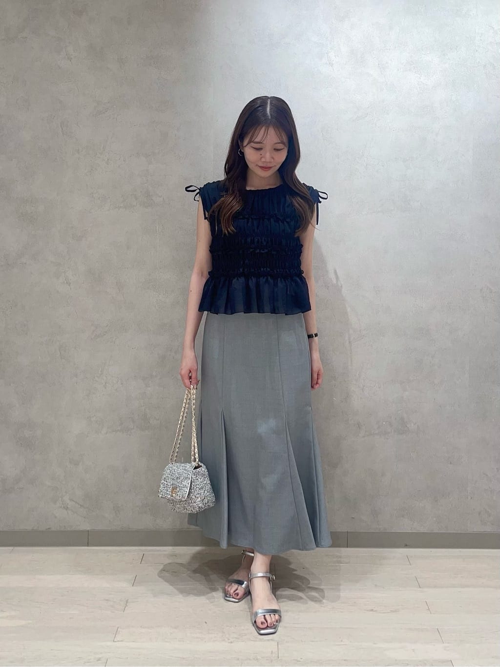 PROPORTION BODY DRESSINGの<a/mie>シャーリングフリルブラウス<ブルー:WEB限定>を使ったコーディネートを紹介します。｜Rakuten Fashion(楽天ファッション／旧楽天ブランドアベニュー)7215261