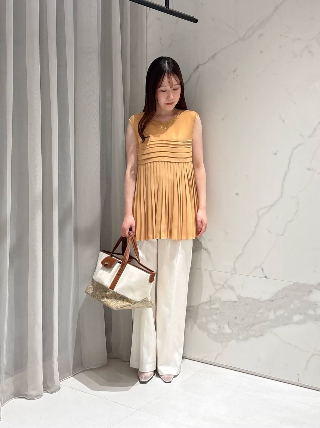 allurevilleのクロスプリーツブラウスを使ったコーディネートを紹介します。｜Rakuten Fashion(楽天ファッション／旧楽天ブランドアベニュー)7216324