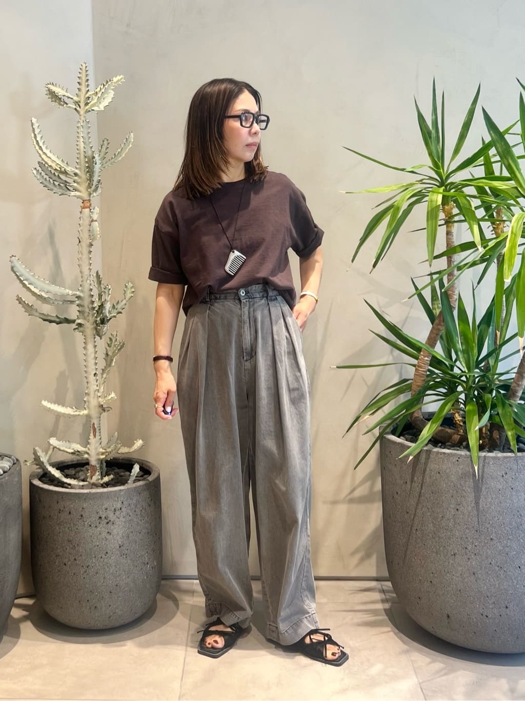 タグ有り新品 conte タックデニムワイドパンツ　ライトグレーS36サイズ タグ有り新品 conte タックデニムワイドパンツ ライトグレーS36サイズ