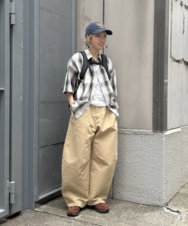 BEAMS WOMEN | 2タック カーブ バレル チノパンツ | Rakuten Fashion