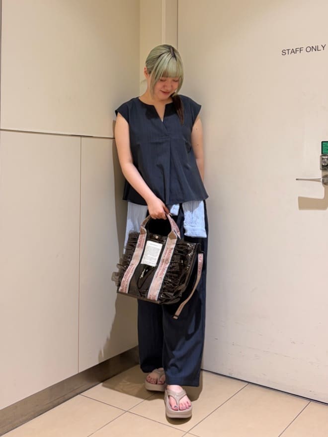 FREAK’S STOREの【接触冷感/吸水速乾/マシンウォッシャブル】 SUMMERCOOL スキッパーブラウスセットアップ 4色展開を使ったコーディネートを紹介します。｜Rakuten Fashion(楽天ファッション／旧楽天ブランドアベニュー)7224184