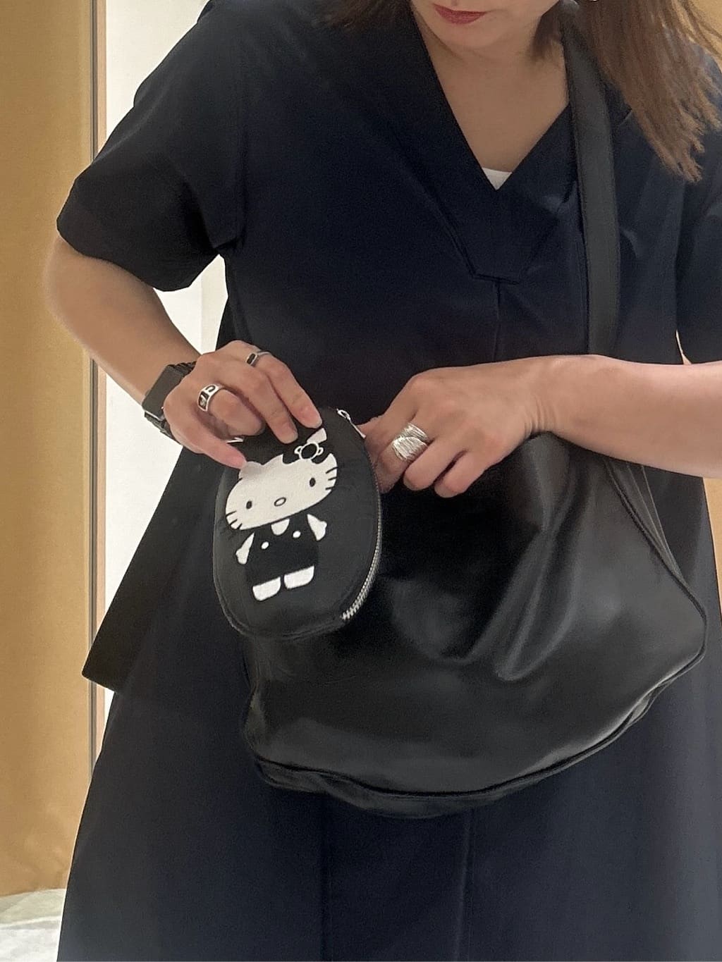 ear PAPILLONNERの【HELLO KITTY(ハローキティ)×ear】コラボレザーケース《本革》を使ったコーディネートを紹介します。｜Rakuten Fashion(楽天ファッション／旧楽天ブランドアベニュー)7229140