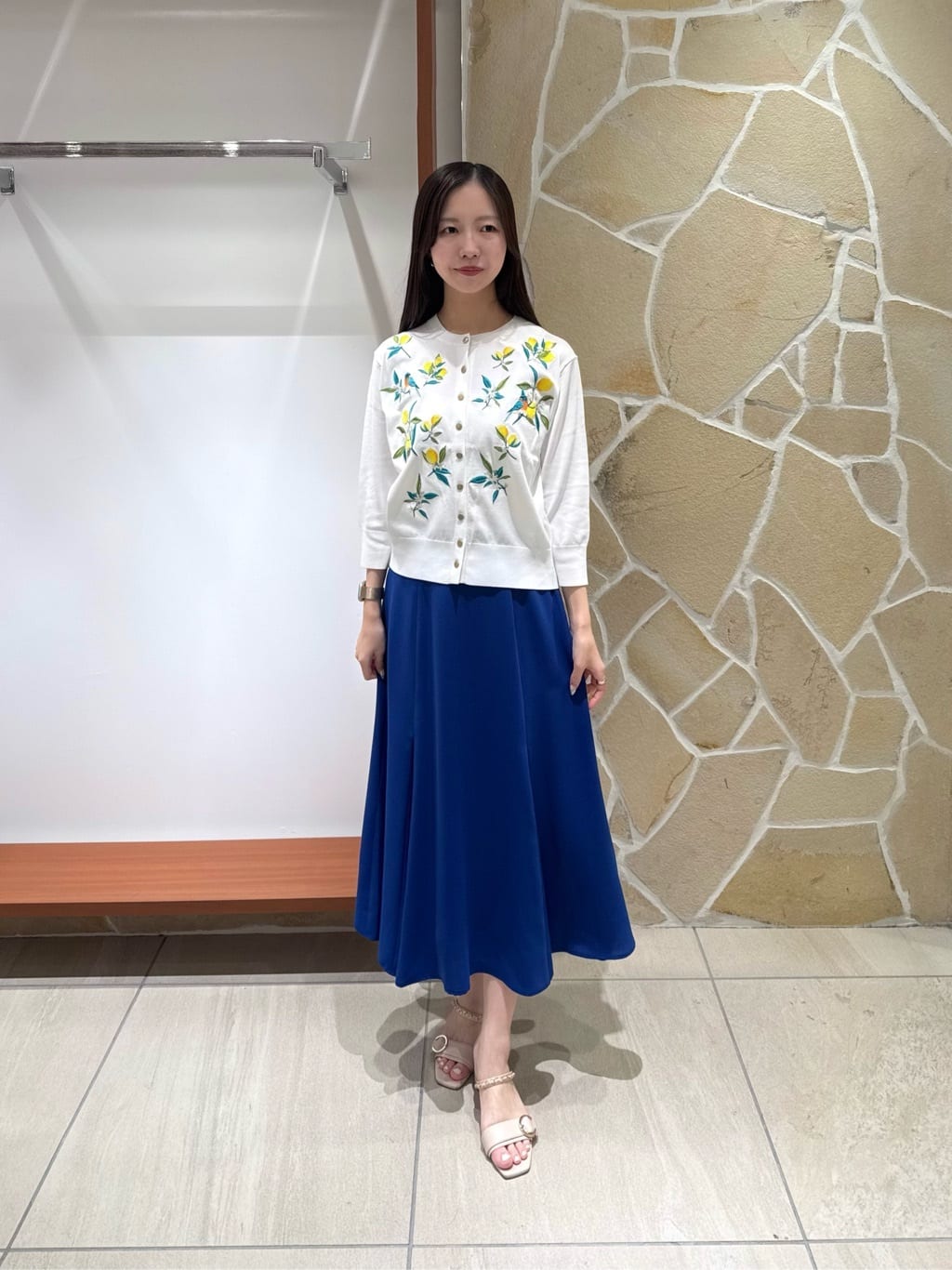 Viaggio Bluのレモン刺繍ニットカーディガンを使ったコーディネートを紹介します。｜Rakuten Fashion(楽天ファッション／旧楽天ブランドアベニュー)7233087