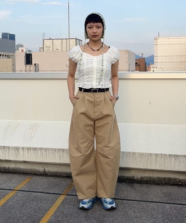 BEAMS WOMEN | 2タック カーブ バレル チノパンツ | Rakuten Fashion