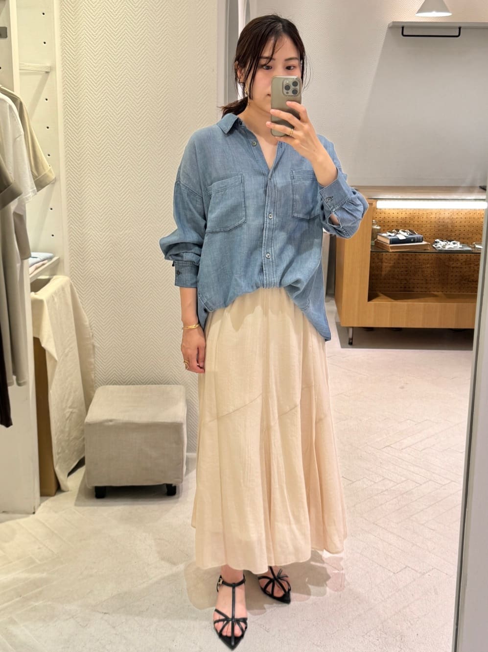 DOUX ARCHIVESの2WAYシアーデニムシャツを使ったコーディネート 