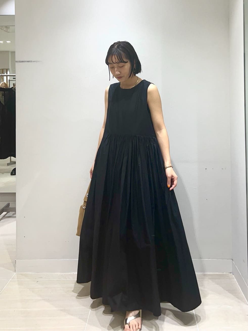GALLARDAGALANTEの【Dhritie】タックスリーブレスロングワンピースを使ったコーディネートを紹介します。｜Rakuten Fashion(楽天ファッション／旧楽天ブランドアベニュー)7241540