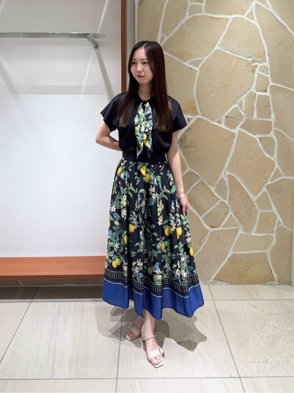 Viaggio Bluのレモンスカーフ付きカットソーを使ったコーディネートを紹介します。｜Rakuten Fashion(楽天ファッション／旧楽天ブランドアベニュー)7242740