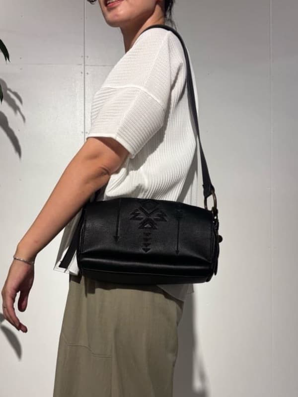 BEARDSLEY | 刺繍ボディバッグ《本革》 | Rakuten Fashion(楽天