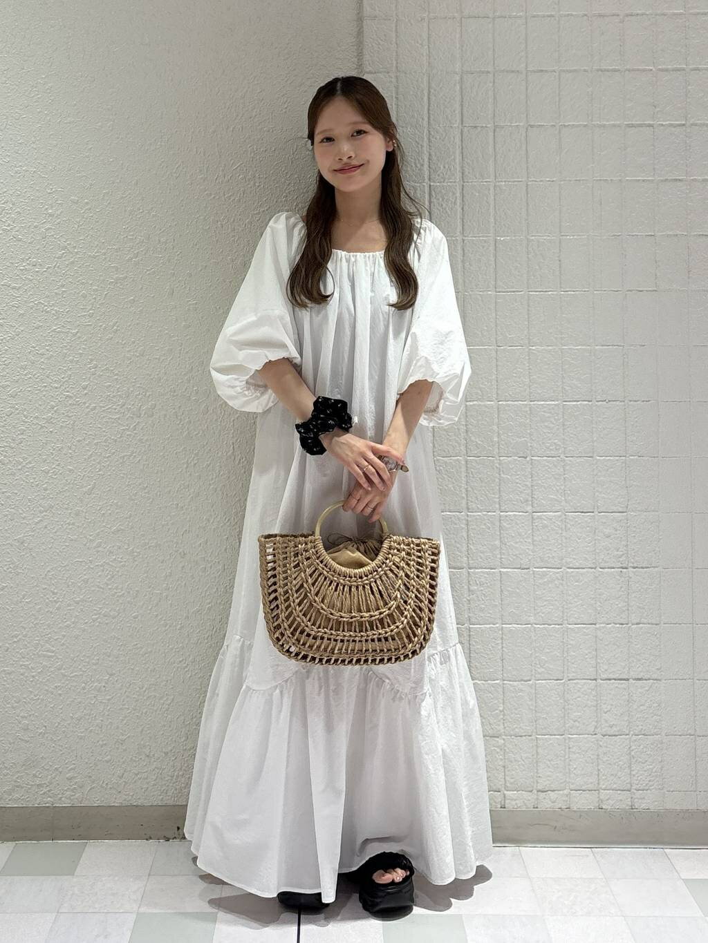 mysty womanのボリュームギャザーワンピースを使ったコーディネートを紹介します。｜Rakuten Fashion(楽天ファッション／旧楽天ブランドアベニュー)7248976