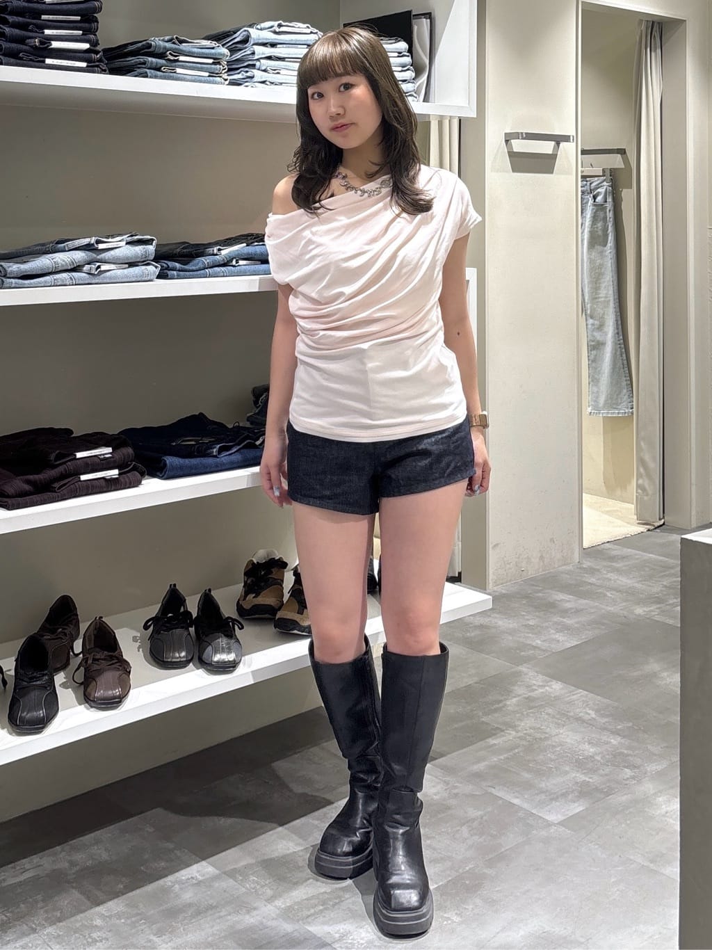 SLYの【SNSで話題の美脚チートブーツ!】SQUARE TOE KNEE ブーツを使っ