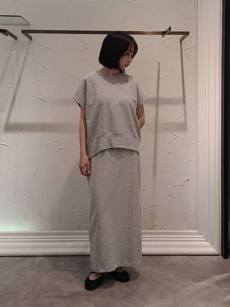 MAYSON GREYのカーブヘムプルオーバースカートセットアップを使ったコーディネートを紹介します。｜Rakuten Fashion(楽天ファッション／旧楽天ブランドアベニュー)7250246