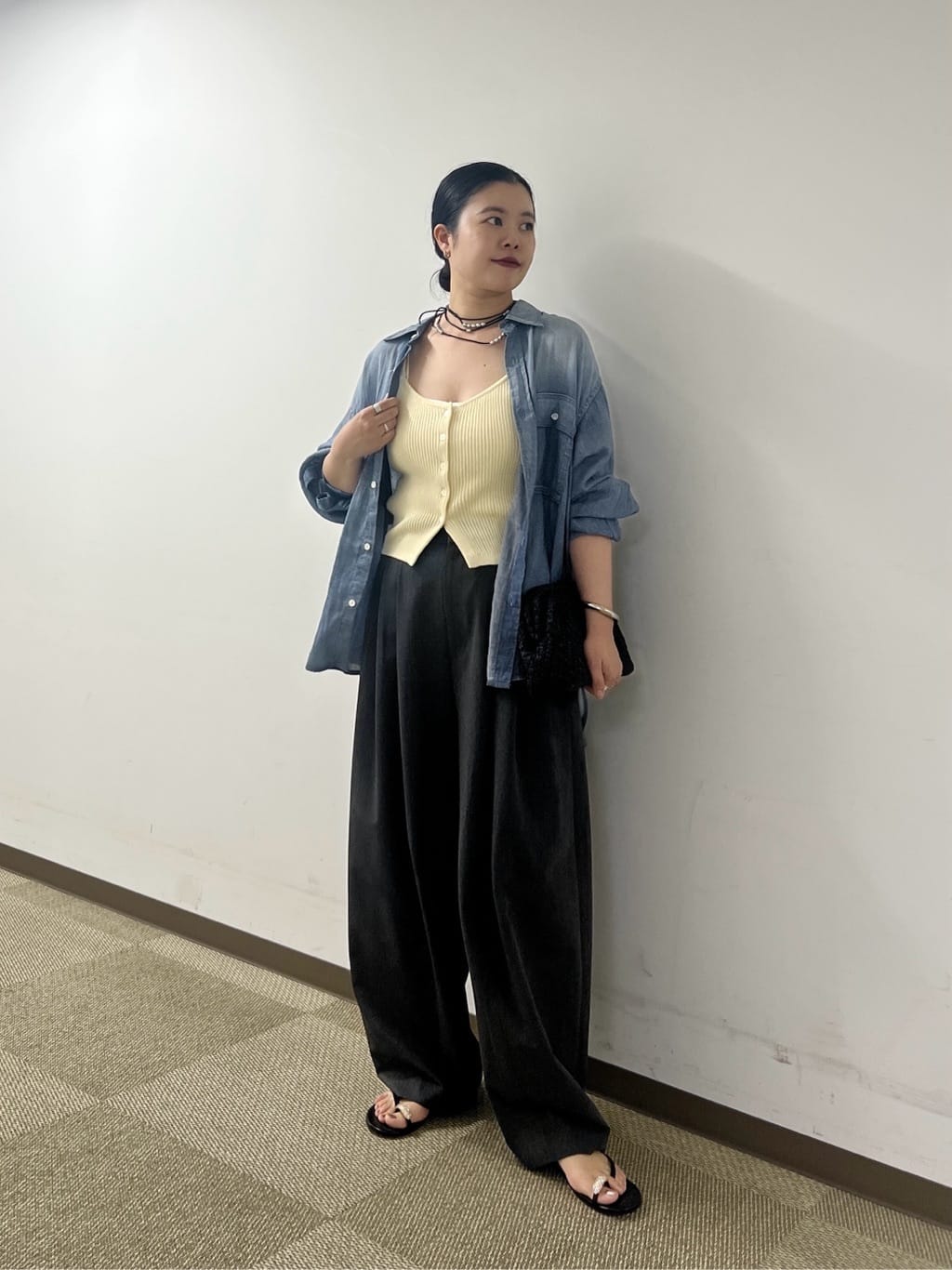 GALLARDAGALANTEの【驚くほど軽い!】シアーデニムシャツを使ったコーディネートを紹介します。｜Rakuten Fashion(楽天ファッション／旧楽天ブランドアベニュー)7252274