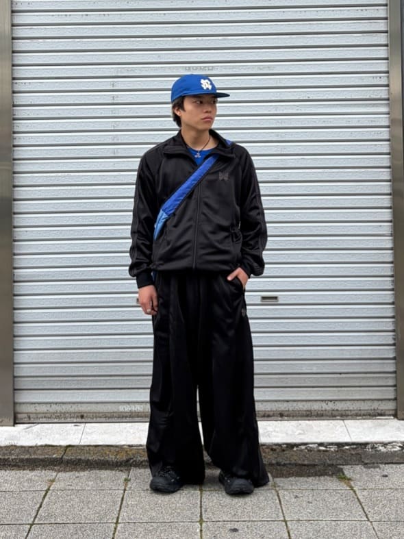 FREAK’S STOREのNeedles × FREAK'S STORE / ニードルス 別注 Track Jacket - PolySmooth(ブラックベース×チャコール)を使ったコーディネートを紹介します。｜Rakuten Fashion(楽天ファッション／旧楽天ブランドアベニュー)7254973