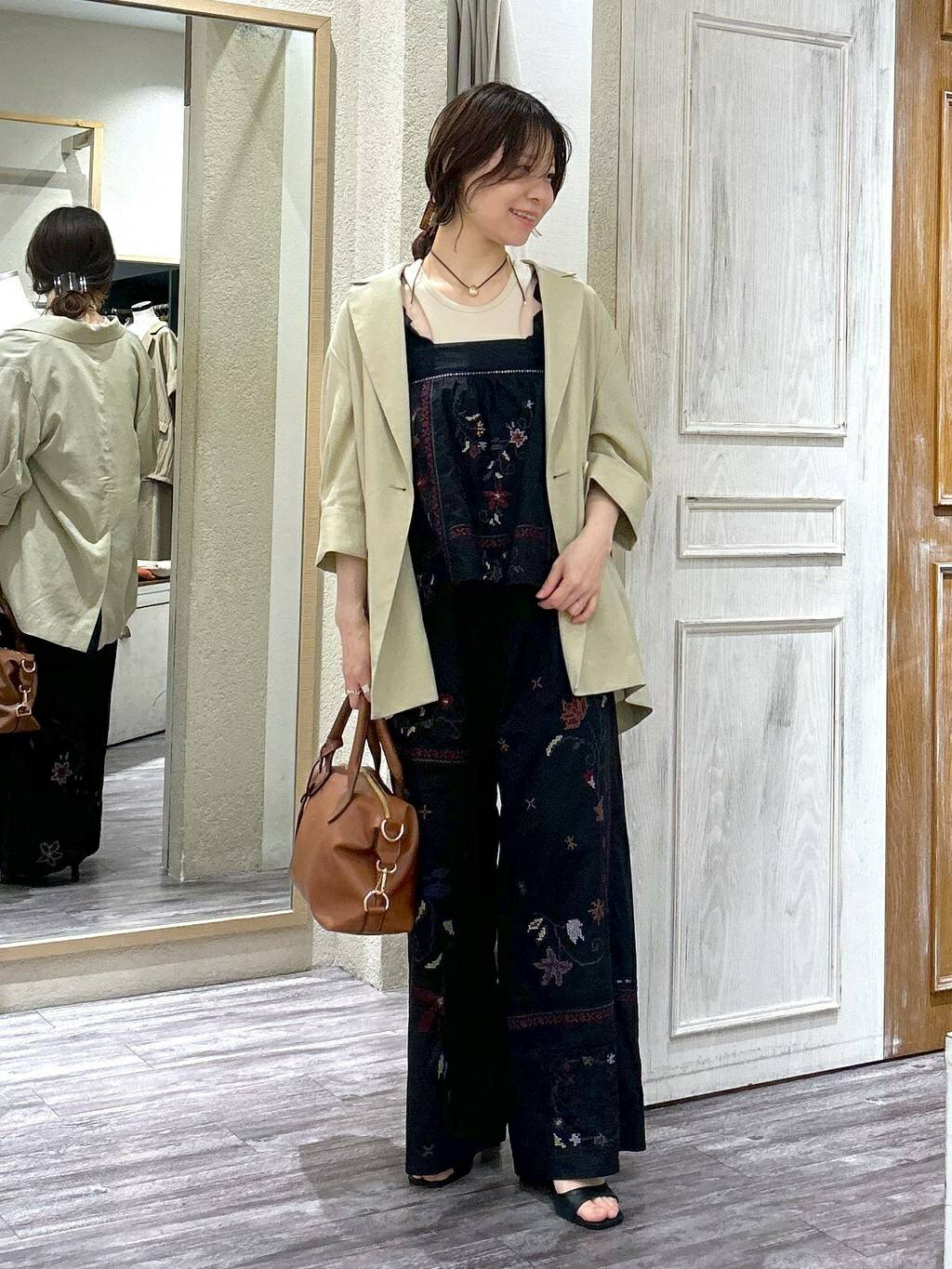 mysty womanのレトロ花刺繍ノースリブラウスを使ったコーディネートを紹介します。｜Rakuten Fashion(楽天ファッション／旧楽天ブランドアベニュー)7257879