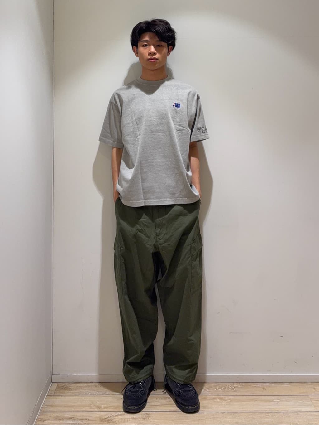 FREAK’S STOREのNBA × FREAK'S STORE 別注 ランダムチームロゴ バックプリント クルーネックTシャツを使ったコーディネートを紹介します。｜Rakuten Fashion(楽天ファッション／旧楽天ブランドアベニュー)7259003