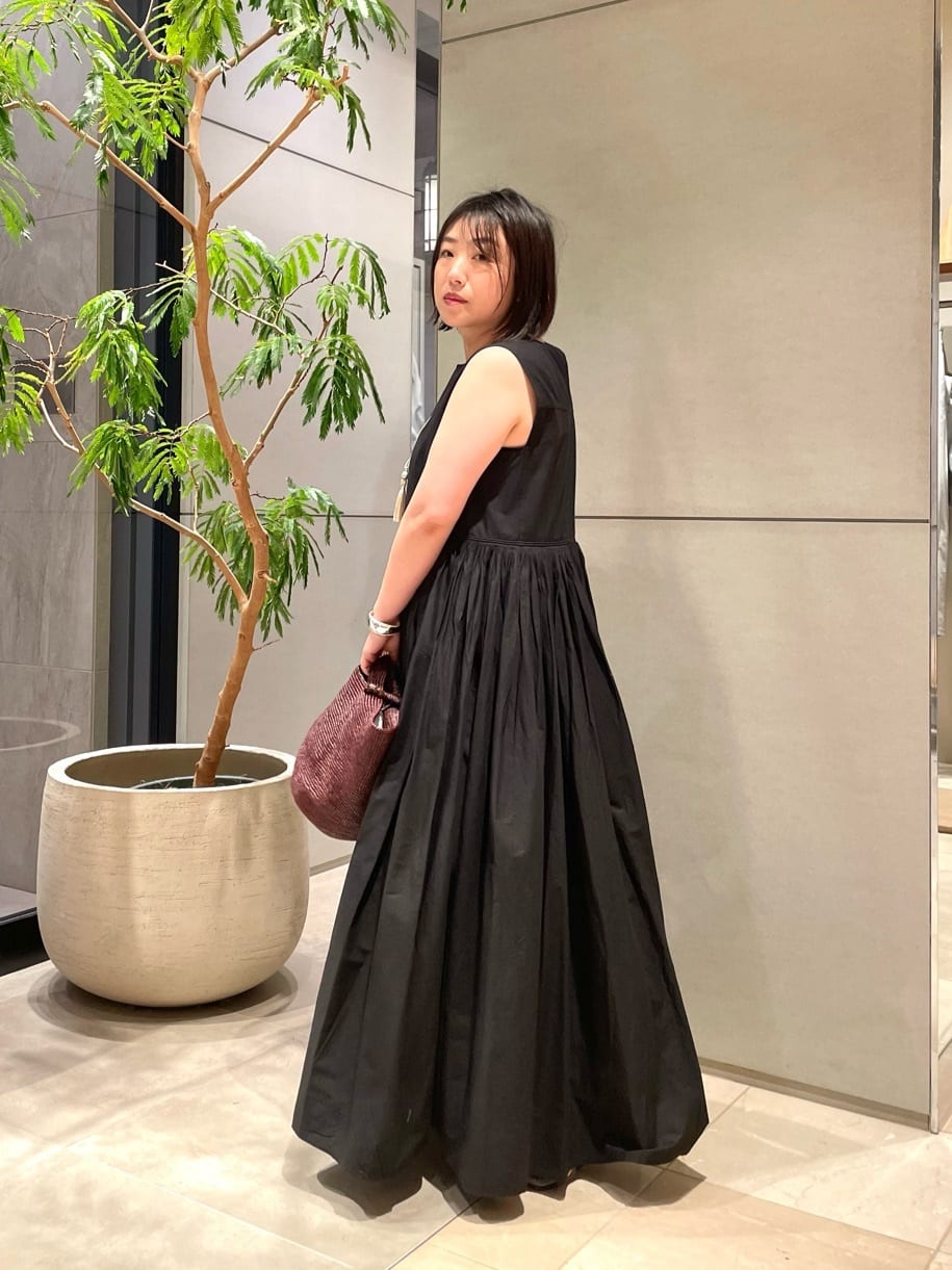 GALLARDAGALANTEの【Dhritie】タックスリーブレスロングワンピースを使ったコーディネートを紹介します。｜Rakuten Fashion(楽天ファッション／旧楽天ブランドアベニュー)7266800