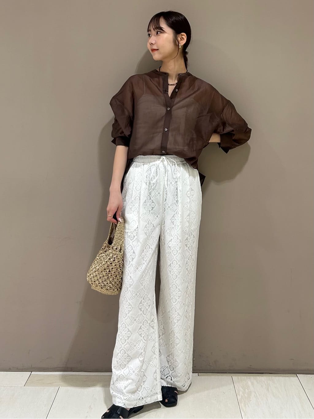 FREAK’S STOREのバンドカラー シアーブラウス/シアーシャツ 全4色を使ったコーディネートを紹介します。｜Rakuten Fashion(楽天ファッション／旧楽天ブランドアベニュー)7270174