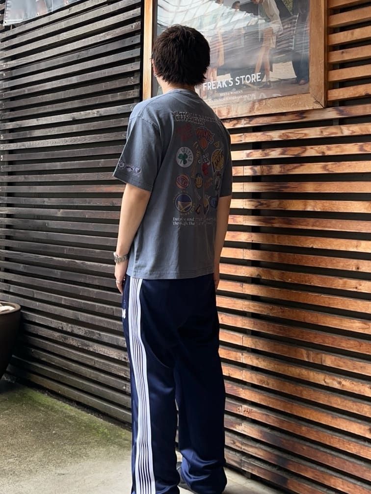 FREAK’S STOREのNeedles × FREAK'S STORE / ニードルス 別注 Track Pant - PolySmooth(ネイビーベース×ホワイト)を使ったコーディネートを紹介します。｜Rakuten Fashion(楽天ファッション／旧楽天ブランドアベニュー)7271459