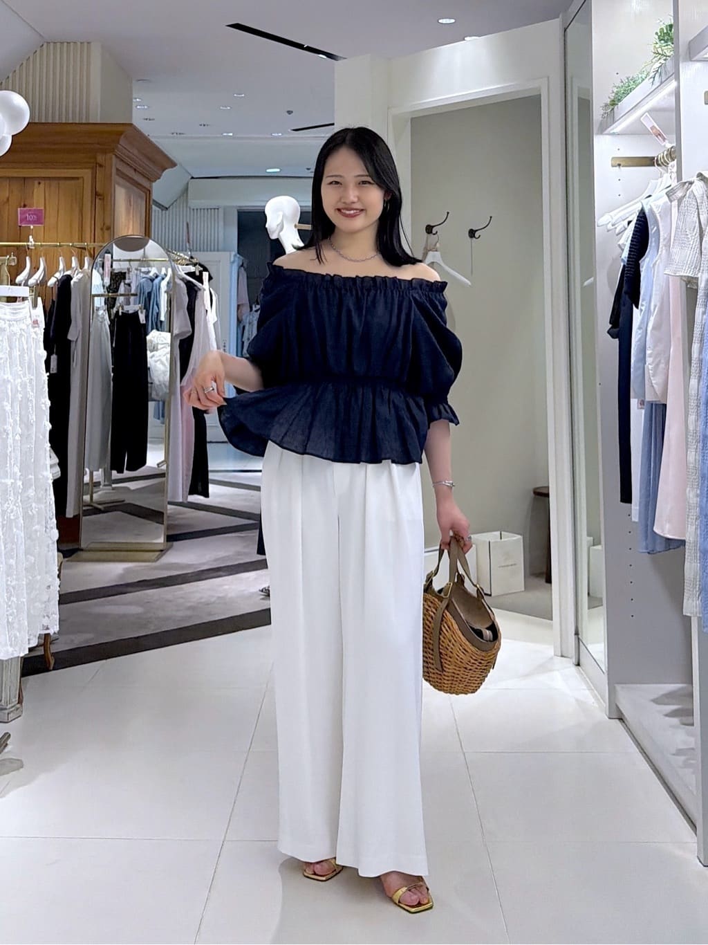 La boutique BonBonの【今すぐお届け・軽やか素材】シャーリング