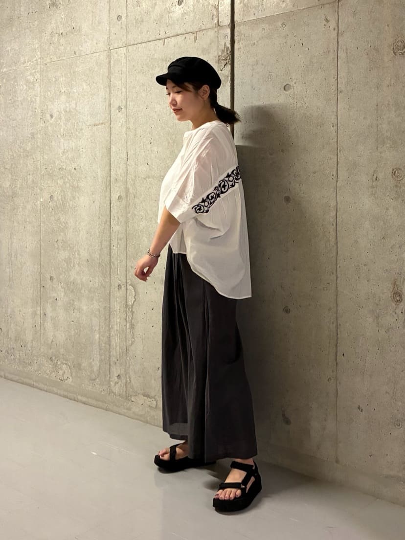 MAYSON GREYのキャンブリックバック刺繍ブラウスを使ったコーディネートを紹介します。｜Rakuten Fashion(楽天ファッション／旧楽天ブランドアベニュー)7286645