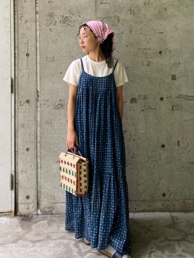 FREAK’S STOREのインド木版フラワープリントキャミドレスを使ったコーディネートを紹介します。｜Rakuten Fashion(楽天ファッション／旧楽天ブランドアベニュー)7286778