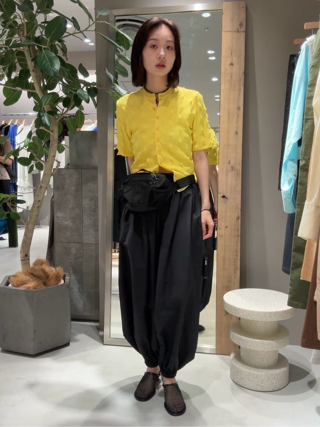 HeRIN.CYEのNylon balloon pantsを使ったコーディネートを紹介します。｜Rakuten Fashion(楽天ファッション／旧楽天ブランドアベニュー)7290338