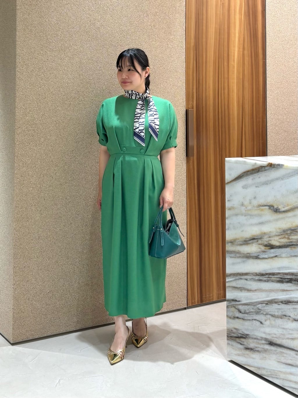 allurevilleのリネンライクタッキングワンピースを使ったコーディネートを紹介します。｜Rakuten Fashion(楽天ファッション／旧楽天ブランドアベニュー)7292359