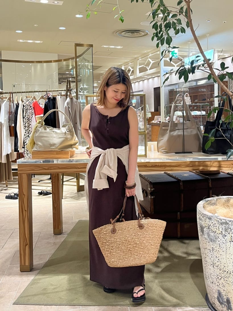 GALLARDAGALANTEの【2サイズ展開】ヘンリーカットマキシワンピースを使ったコーディネートを紹介します。｜Rakuten Fashion(楽天ファッション／旧楽天ブランドアベニュー)7293010