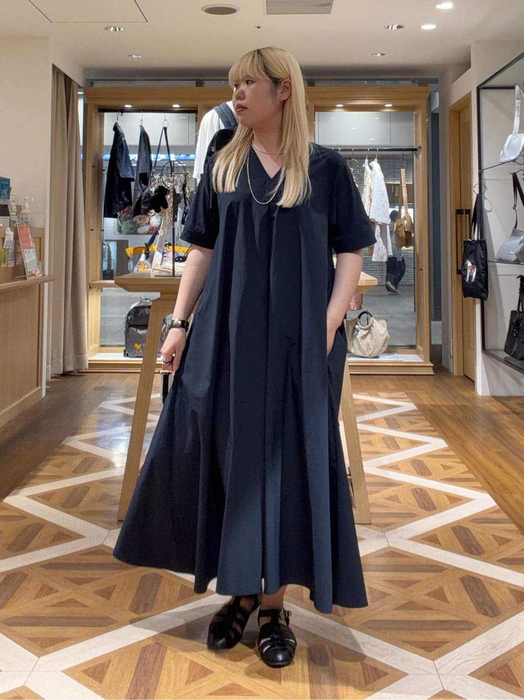 ear PAPILLONNERのイージーケアVネックワンピース【SUM1 STYLE】を使ったコーディネートを紹介します。｜Rakuten Fashion(楽天ファッション／旧楽天ブランドアベニュー)7294194