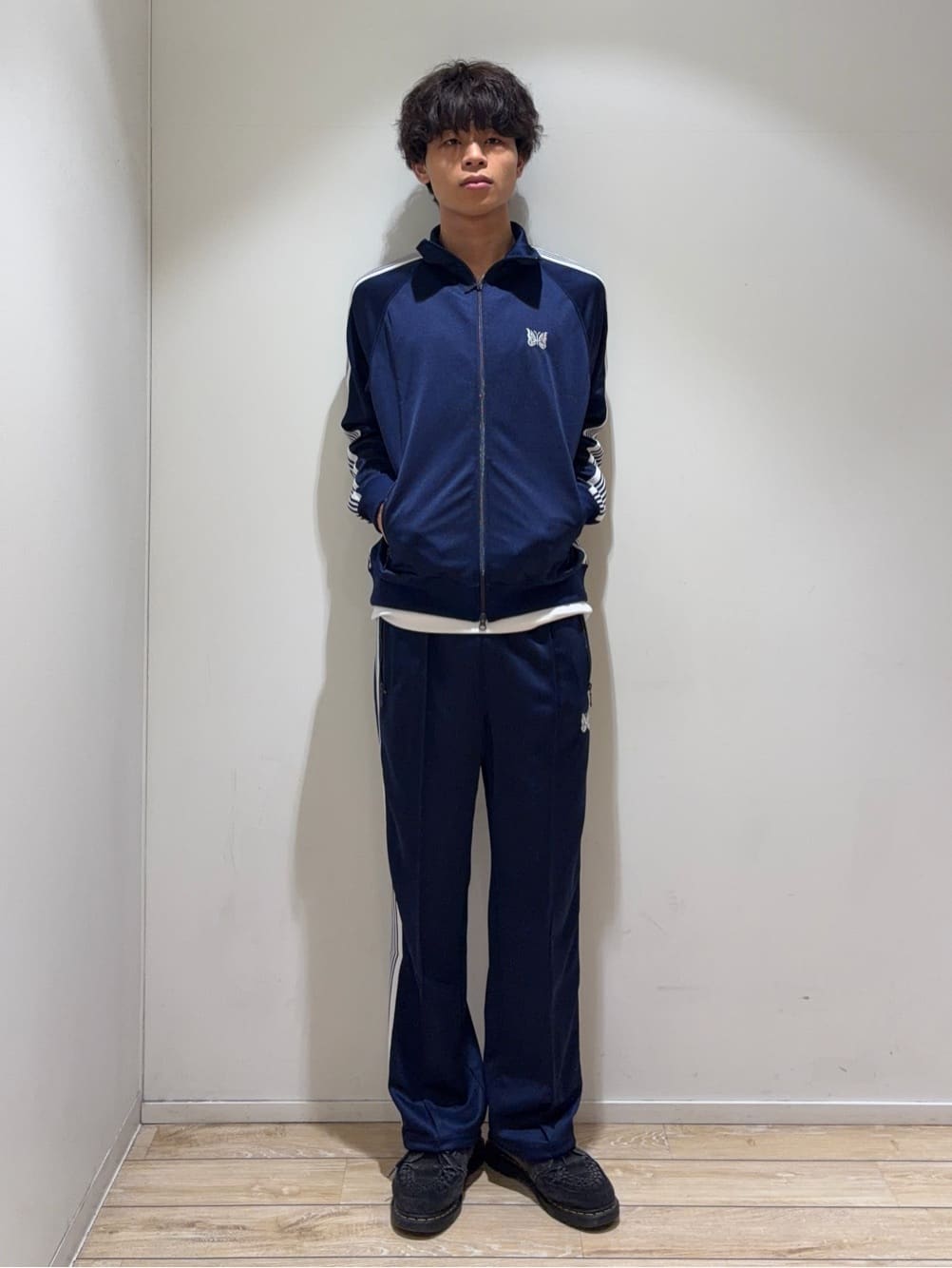 FREAK’S STOREのNeedles × FREAK'S STORE / ニードルス 別注 Track Pant - PolySmooth(ネイビーベース×ホワイト)を使ったコーディネートを紹介します。｜Rakuten Fashion(楽天ファッション／旧楽天ブランドアベニュー)7295402