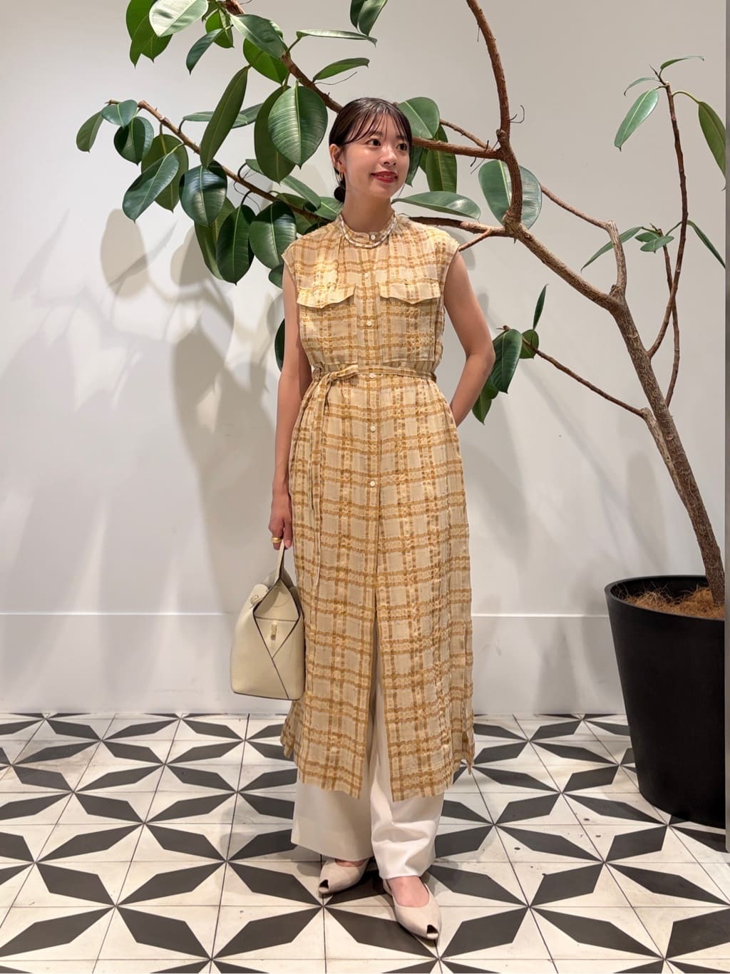 TOMORROWLANDのシアープラッド フレンチロングシャツブラウスを使った 