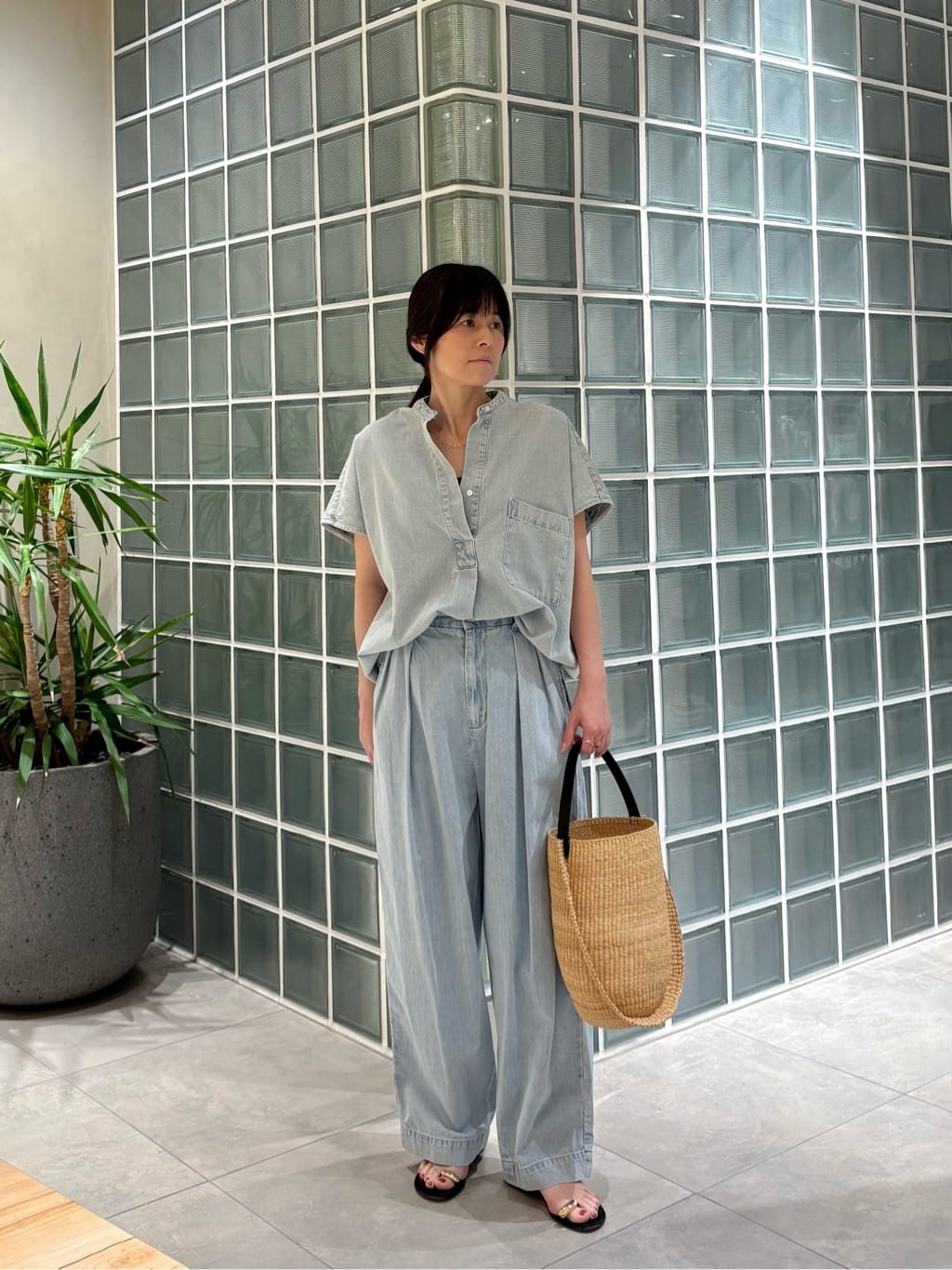 タグ有り新品 conte タックデニムワイドパンツ　ライトグレーS36サイズ conte＞タック デニムワイドパンツ