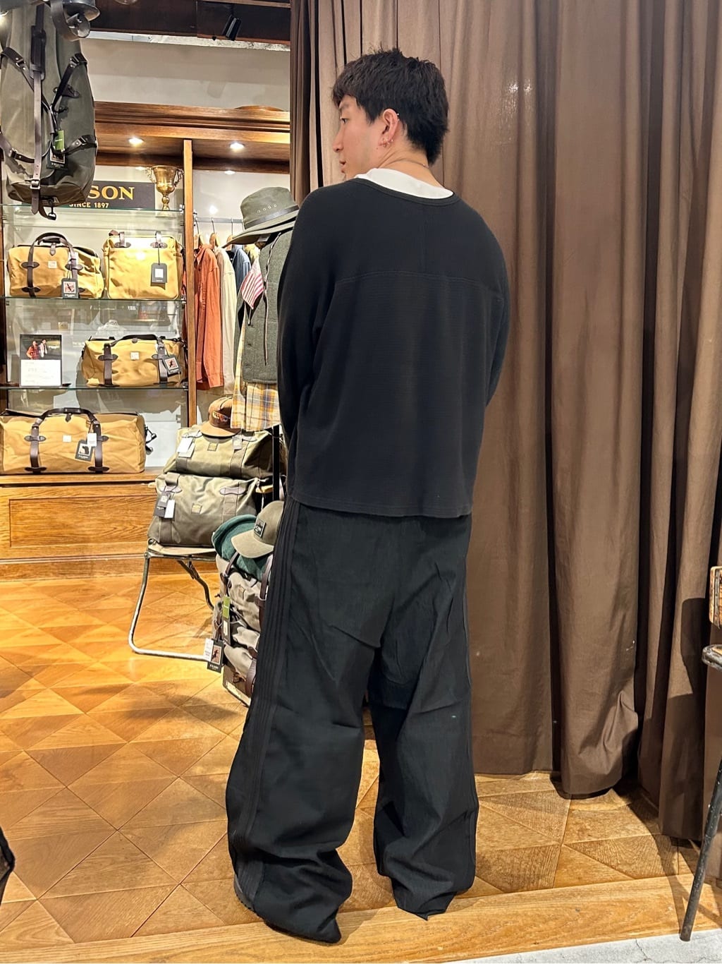 FREAK’S STOREの別注 H.D.TrackPant - 6oz Denim (ブラックベース×チャコール)を使ったコーディネートを紹介します。｜Rakuten Fashion(楽天ファッション／旧楽天ブランドアベニュー)7303598