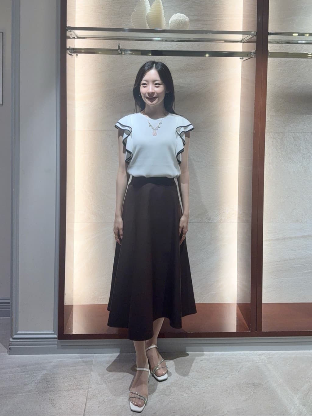 Viaggio Bluのラッフルスリーブニットを使ったコーディネートを紹介します。｜Rakuten Fashion(楽天ファッション／旧楽天ブランドアベニュー)7305585