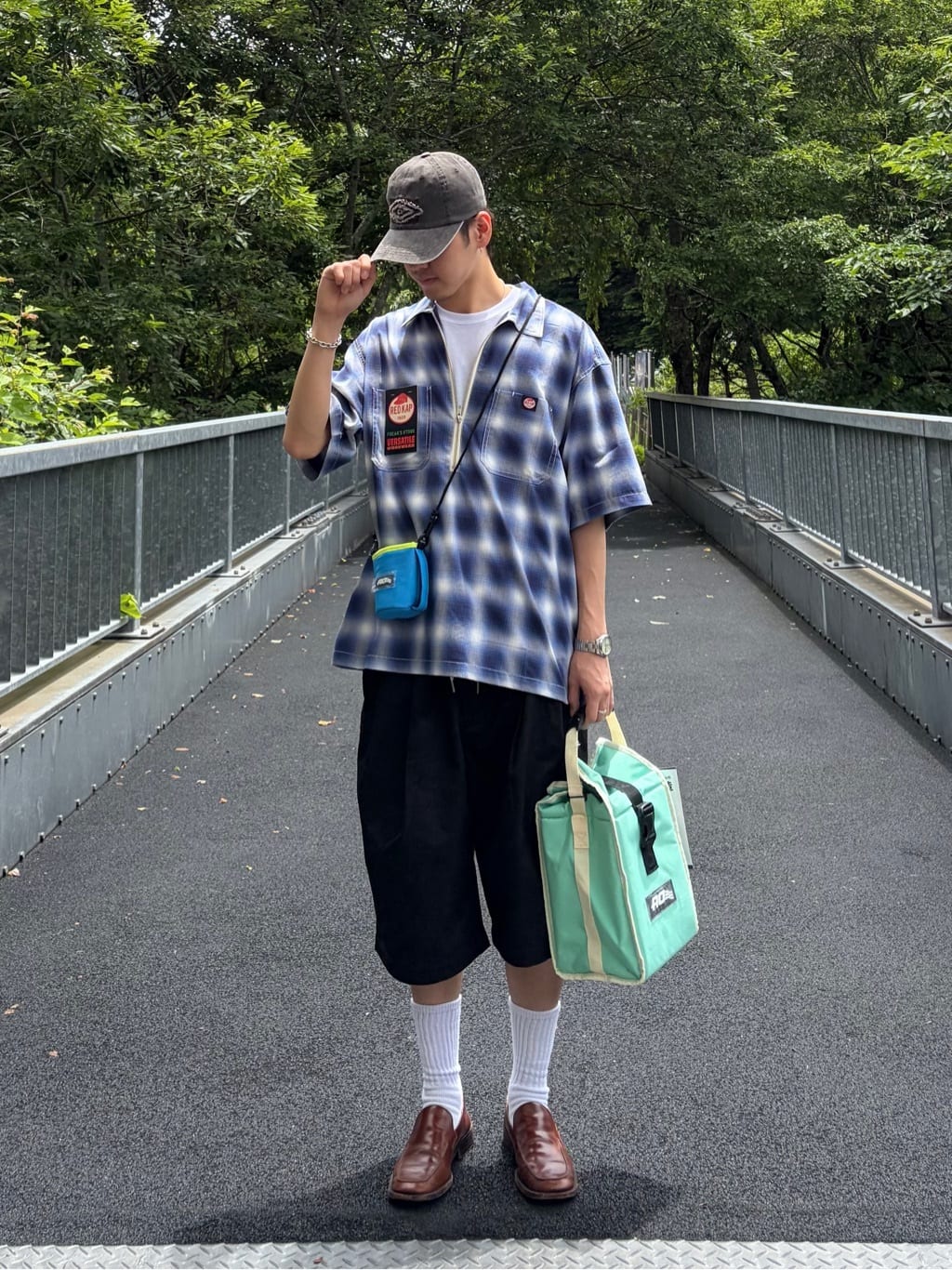 FREAK’S STOREのRED KAP × FREAK'S STORE / レッドキャップ別注 2TUCK WIDE BAGGY SHORTSを使ったコーディネートを紹介します。｜Rakuten Fashion(楽天ファッション／旧楽天ブランドアベニュー)7312111