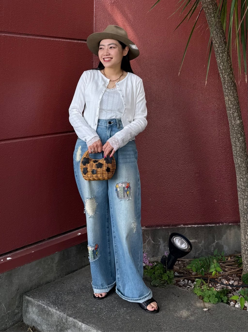 FREAK’S STOREのフラワー刺繍ワイドデニムを使ったコーディネートを紹介します。｜Rakuten Fashion(楽天ファッション／旧楽天ブランドアベニュー)7313121