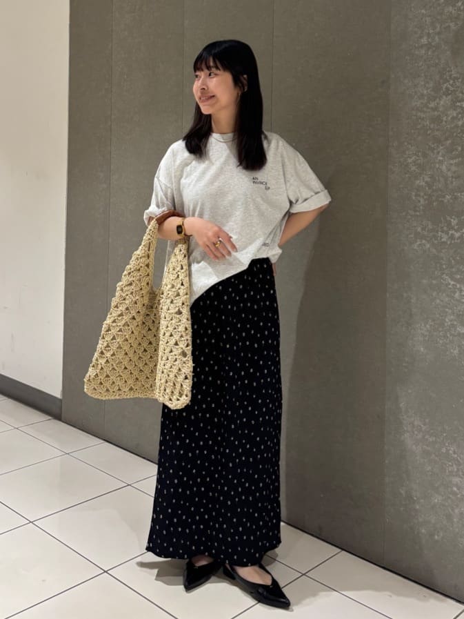 FREAK’S STOREのフラワーシャーリングスカートを使ったコーディネートを紹介します。｜Rakuten Fashion(楽天ファッション／旧楽天ブランドアベニュー)7317944