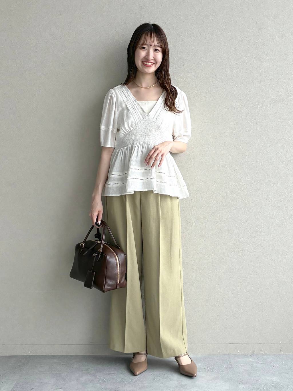 mysty womanのシャーリングペプラムブラウスを使ったコーディネートを紹介します。｜Rakuten Fashion(楽天ファッション／旧楽天ブランドアベニュー)7322581
