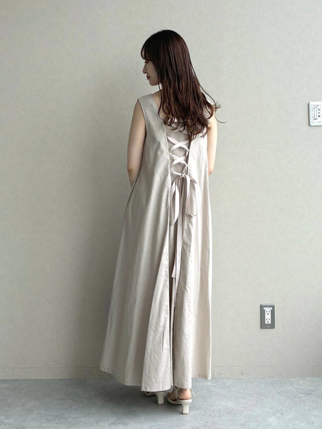 mysty womanのバックレースアップAラインワンピースを使ったコーディネートを紹介します。｜Rakuten Fashion(楽天ファッション／旧楽天ブランドアベニュー)7324803