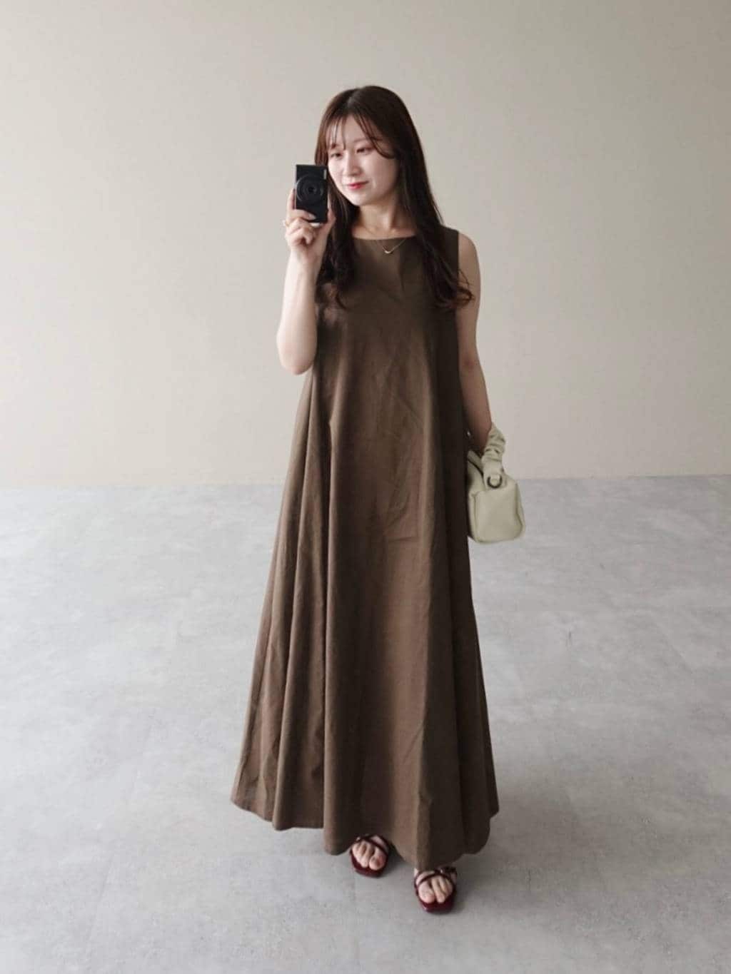 mysty womanのバックレースアップAラインワンピースを使ったコーディネートを紹介します。｜Rakuten Fashion(楽天ファッション／旧楽天ブランドアベニュー)7324804