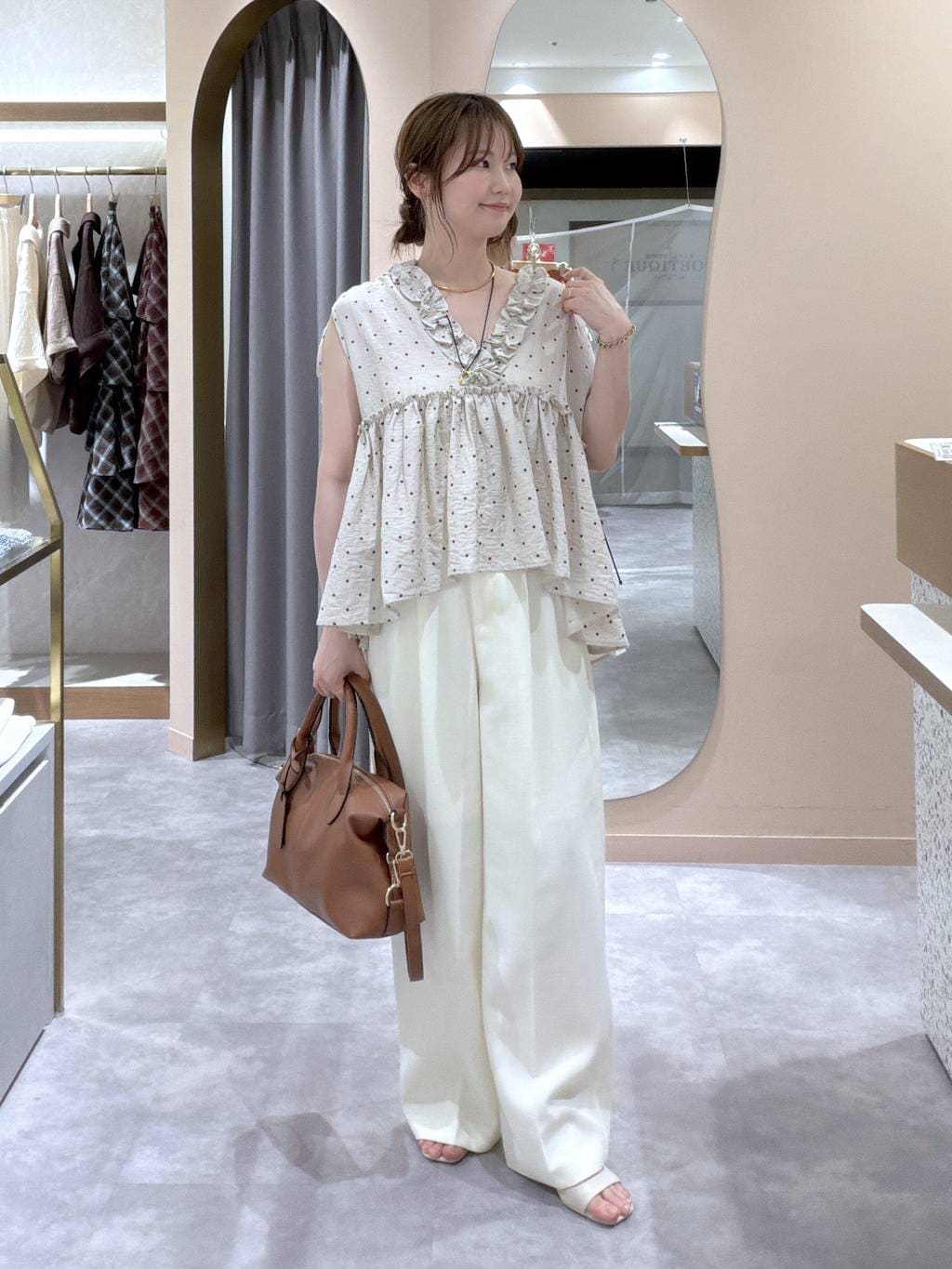 mysty womanのドットギャザーVネックフリルノースリーブを使ったコーディネートを紹介します。｜Rakuten Fashion(楽天ファッション／旧楽天ブランドアベニュー)7325679