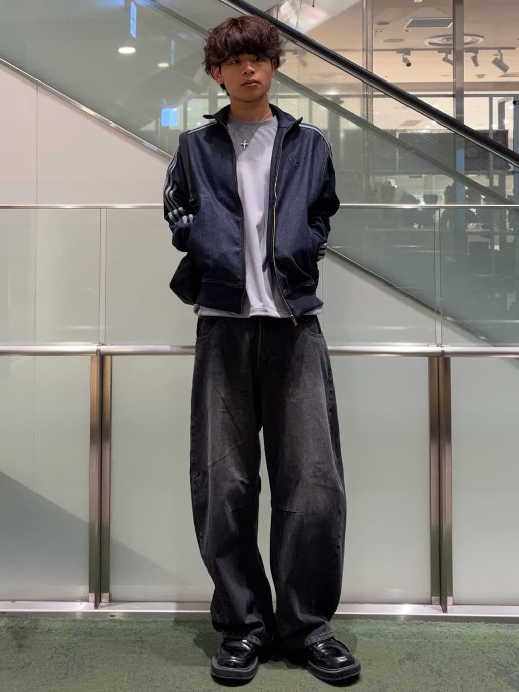 FREAK’S STOREのオリジナルス ファイヤーバード アディカラー ローデニム トラックトップ Indigo Denim 26AWを使ったコーディネートを紹介します。｜Rakuten Fashion(楽天ファッション／旧楽天ブランドアベニュー)7337118