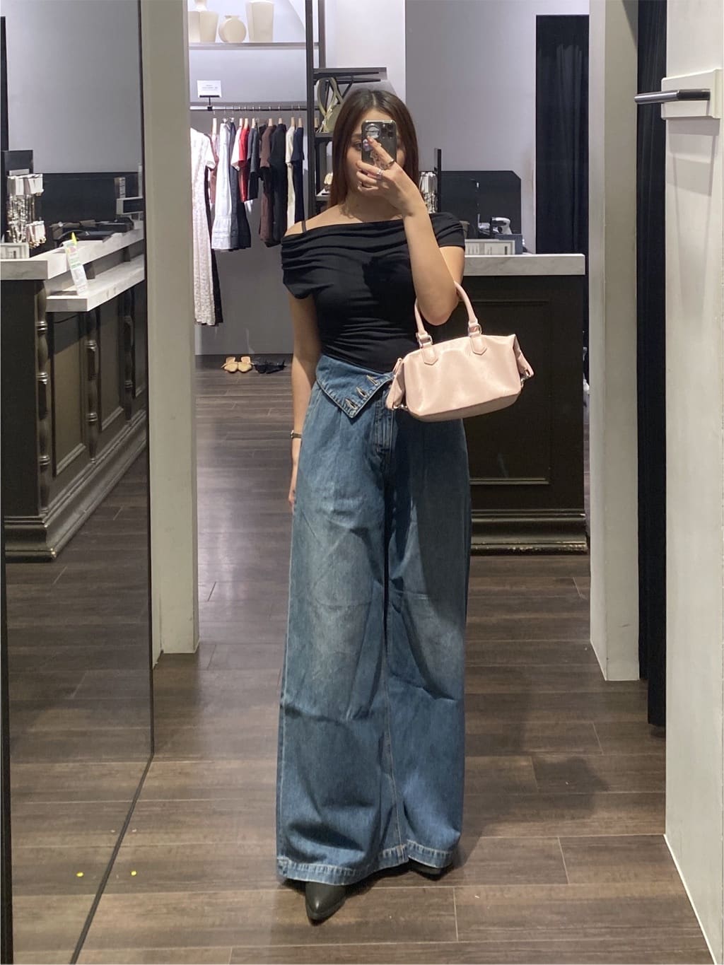 moussyのDRAPE OFF SHOULDER CUT トップスを使ったコーディネート 